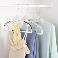 Cintres en plastique minces antidérapants de couleur assortie de qualité pour des chemises
