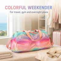 Sac de sport holographique irisé en gros avec panneau plissé et bandoulière pour femme, sac de voyage en nylon coloré