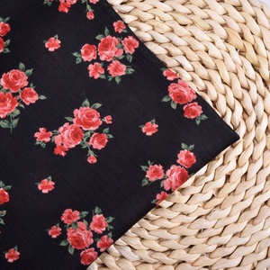 Tela de crepé de chifón satinado con estampado floral, 100% poliéster, resistente a las arrugas, elástica, resistente al encogimiento, de peso medio para prendas de vestir. - Product Image 3