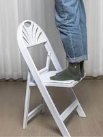 Chaises pliantes empilables modernes en résine blanche avec dossier en éventail et rembourrage pour mariages en extérieur, parcs et célébrations en cour – Vente en gros