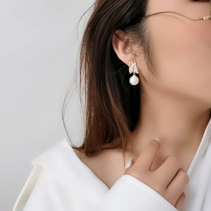 Orecchini Pendenti in Stile Barocco con Perle e Cristalli a Forma di Spiga di Grano, Accessori Eleganti per Donna - Product Image 3