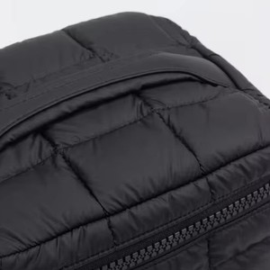 Nouvelle trousse de maquillage imperméable de grande capacité avec logo personnalisé pour femmes, trousse de maquillage matelassée brillante à plusieurs poches pour femmes - Product Image 4
