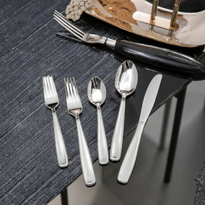 Stoviglie in Acciaio Inossidabile Lucido: l'Espressione di Semplicità e Texture sulla Tavola da Pranzo - Product Image 4