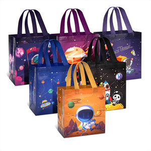 Sacs fourre-tout non tissés à motifs de dessins animés 22x11x23cm Impression personnalisée pour l'emballage de courses et de souvenirs - Product Image 1