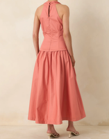 Ensemble deux pièces élégant en coton mélangé pour femme : haut peplum à col halter et boutons sur le devant, et jupe midi évasée, idéal pour l'été