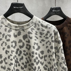メンズ オーバーサイズ Tシャツ ヒップホップ ストリート系 レオパード柄 ボクシーシルエット クルーネック カスタムロゴ対応 熱転写プリント - Product Image 3