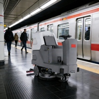 Nettoyeur de sols autoporté CleanHorse X8, alimenté par batterie, 860 mm, pour le nettoyage des halls d'immeubles de bureaux