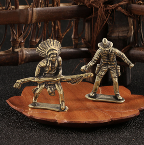 Pezzo decorativo in ottone: guerriero a canna lunga con doppia pistola da Cowboy in metallo ornamento da scrivania da collezione - Product Image 1