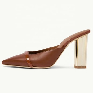 Mules à talons épais en cuir véritable pour femmes, sandales d'été à logo personnalisé, chaussures à bout pointu, pantoufles et escarpins pour dames - Product Image 1