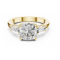 Anillo de compromiso de tres piedras con diamante cultivado en laboratorio con corte cojín, certificado IGI E VVS2, en oro macizo con diamantes de tallas baguette.