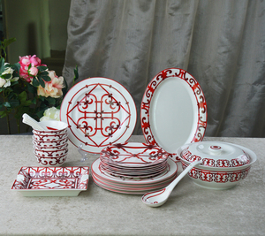 Set di Stoviglie Vintage in Ceramica per 6 Persone Piatti Ciotole da Zuppa Cucchiai in Porcellana con Design Rosso e Logo Personalizzato - Product Image 1