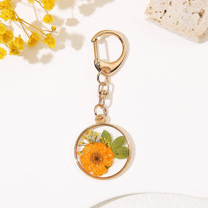Porte-clés minimaliste en résine avec fleurs séchées, bordure dorée, véritable porte-clés botanique pressé, cercle, breloque pour sac, cadeau unique pour les amoureux de la nature - Product Image 3