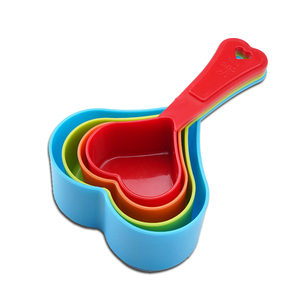 Juego de Tazas Medidoras de Plástico en Forma de Corazón Coloridas de Alta Calidad para Hornear y Cocinar - Product Image 6