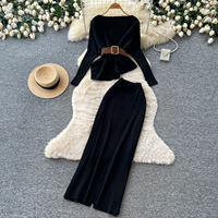 Ensemble deux pièces élégant pour femme : haut en maille irrégulier ceinturé et jupe midi taille haute, coupe ajustée, tenue sophistiquée pour l'automne