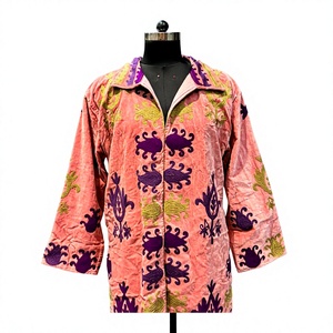 Manteau long en velours matelassé à motifs floraux ethniques, broderie traditionnelle artisanale, style bohème Rajasthani - Product Image 1
