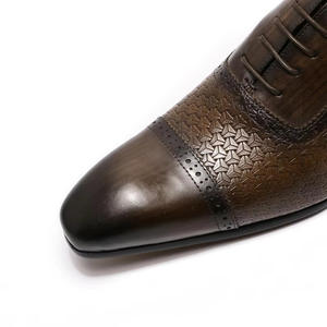 รองเท้าหนังแท้ผู้ชายทรงหัวแหลม น้ำหนักเบา ลายกราฟฟิตี กันลื่น ระบายอากาศได้ดี เหมาะสำหรับงานปาร์ตี้ ฤดูใบไม้ร่วง - Product Image 3