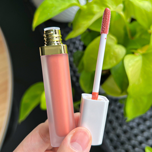 Brillant à lèvres avec logo personnalisé Brillant à lèvres végétalien imperméable à l'eau sans cruauté Tubes de brillant à lèvres vides à haute teneur en pigments avec couvercle blanc - Product Image 5
