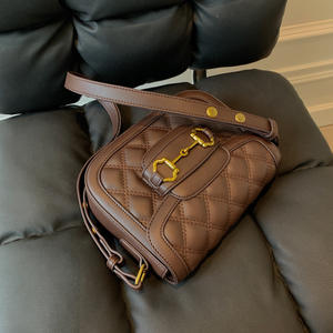 2024 가을 겨울 여성 퀼트 안장 가방 스터드에 뜨거운 판매 숙녀 패션 메신저 가방 전화 가방 도매 - Product Image 2