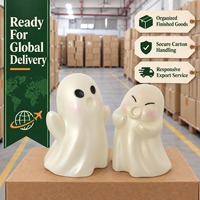 Paire de figurines fantômes blanches tendance pour Halloween – Collection de sculptures mignonnes et effrayantes pour boutique, vente au détail et présentation de cadeaux de fêtes