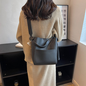 Nuevo Bolso de Hombro Tipo Cubo de Cuero Genuino de Gran Capacidad, Moderno, para Mujer, para Primavera/Verano - Product Image 4