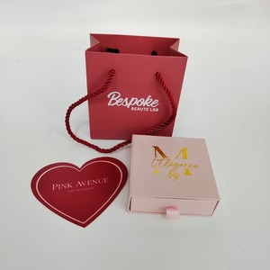 Bolsas de papel burdeos personalizadas con logotipo estampado en caliente con lámina blanca, bolsas de papel de regalo de lujo para empaques de cosméticos y productos de belleza. - Product Image 4