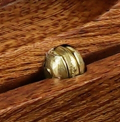 Boîte à médiators en <span class=keywords><strong>bois</strong></span> <span class=keywords><strong>de</strong></span> noyer noir <span class=keywords><strong>de</strong></span> Shandong KEYU, sculptée et gravée, avec aimant - Product Image 6