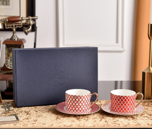 Juego de Dos Tazas y Plato de Porcelana Rusa con Diseño de Estrellas Coloridas, Ecológico, Moderno y de Lujo, con Caja de Regalo - Product Image 2