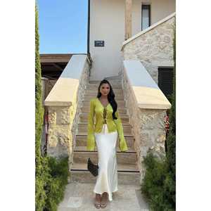 Blusa de Satén Verde Oliva, Tejido Transpirable, Decoración con Botones, Logotipo Personalizado Disponible, Tallas XL 4XL para Primavera y Otoño - Product Image 6