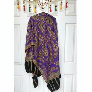 ผ้าคลุมไหล่แคชเมียร์สีม่วงอ่อนที่สง่างามและเป็นแรงบันดาลใจให้กับฤดูหนาวด้วยดอกไม้สีขาวและลายปักลวดลายที่อบอุ่นและมีสไตล์ - Product Image 1