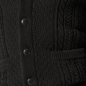 Cárdigan de cuello chal de peso pesado para <span class=keywords><strong>hombre</strong></span> en negro Chunky Cable y Waffle Knit combinación suéter con botones delanteros con bolsillos - Product Image 3
