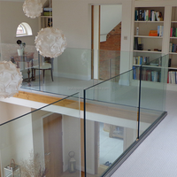 Système de balustrade moderne en acier inoxydable et verre avec panneaux transparents résistants à l'eau pour escalier de villa et zone de balcon