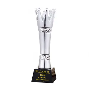 Quick Delivery Engraved Sand Blasting Gold Queen Crown Crystal Glass Epoxy Resin Award Resin Silver Trophy For Champions