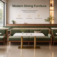 Ensemble de salle à manger pour restaurant : chaises et tables, banquette rembourrée vert mousse, table en marbre blanc, piédestal doré, usage commercial