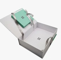 Boîte cadeau avec compartiment en mousse sur mesure, surface graphique en relief