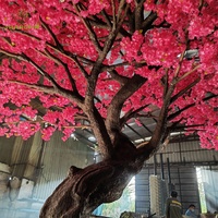 Grand arbre artificiel de cerisier en fleurs sur mesure pour la décoration intérieure des hôtels, restaurants, centres commerciaux – Projet commercial réaliste fait main