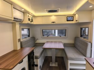Caravane de voyage familiale moderne légère de luxe pour 4 personnes, avec salle de bain, châssis AL-KO, construction en aluminium, amortisseurs - Product Image 6