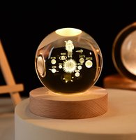 Estilo moderno para lámpara de luna de astronauta, Base de pantalla LED de cubo de madera al por mayor con bola de cristal, esfera De Luna Iget para mesa de decoración