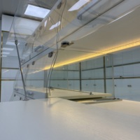 Vitrine de boulangerie personnalisée en verre et bois avec plateau coulissant, comptoir de présentation de gâteaux