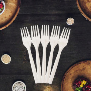 أدوات مائدة بلاستيكية قابلة للتحلل صديقة للبيئة من مادة CPLA، طقم 150 قطعة يشمل شوك وملاعق وسكاكين متينة وقوية - Product Image 3