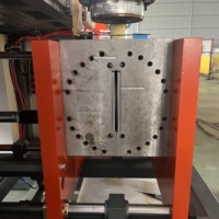 Machine de fabrication de bidons en plastique semi-automatique de 20 L avec système de soufflage à haut rendement pour la production industrielle de PEHD