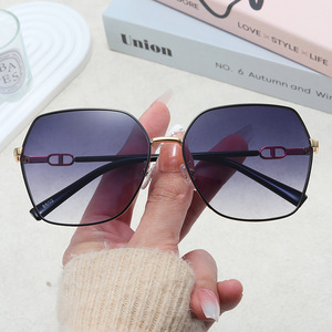 Lunettes de soleil pour femmes, monture en métal, protection UV400, verres en PC, couleur or, style tendance été, protection solaire, sorties, conduite - Product Image 3
