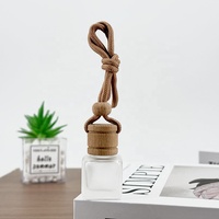 Bouteille de parfum de voiture carrée mate vide de 8ml bouteille de diffuseur de parfum de voiture suspendue avec couvercle rond en bois de hêtre