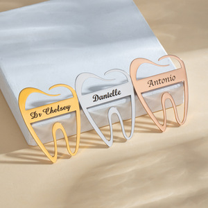 Broche de estetoscopio dental de marca con pedido mínimo de una unidad, personalizado <span class=keywords><strong>DIY</strong></span> con letras en inglés grabadas, nombre, chapado en acero inoxidable - Product Image 2
