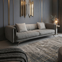 Canapé moderne en tissu velours gris avec pieds en métal et coussins décoratifs pour salon