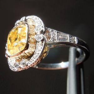 Anello da Cocktail F432 per Donna in Oro Massiccio 18K con Diamante Taglio Cushion e Incastonatura Pavé, Gioiello Raffinato per Fidanzamento - Product Image 2