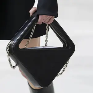 Bolso triangular con rombos para mujer, bolsa de hombro con cadena negra, con personalidad, para verano, 2021
