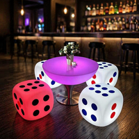 Ensemble de meubles de bar en plastique LED créatif avec design moderne, table ronde d'extérieur et chaises à pieds hauts