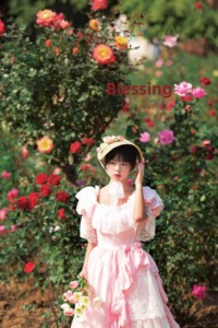 Vestido de Novia de Encaje Pesado Estilo Vintage Francés [Runaway Princess] Hecho a Mano, con Falda Abultada y Larga hasta el Suelo - Product Image 3