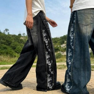 أحدث صيحات الجينز الواسع الساق للرجال بأسلوب الشارع الراقي صديق للبيئة مع نقوش زهرية وسحاب جانبي وتطريز وجيبين خلفيين - Product Image 2
