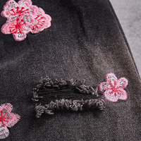 Jean en denim sur mesure de haute qualité pour homme, style streetwear décontracté, motif floral brodé à carreaux, coupe droite, denim selvedge, fente utilitaire